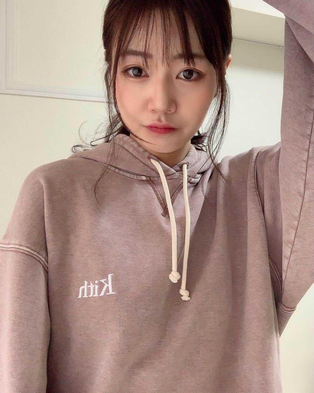 杉浦みずきのインスタグラム：「. 楽やからフーディ最近はまってる 季節的にも🌿 インカメなのでロゴ反転してます笑 ・ ・ #フーディー #パーカー #パーカー女子 #春服 #私服 #kith #kithtokyo」