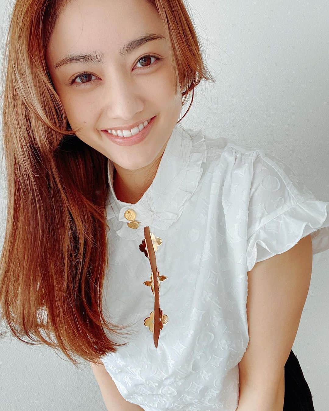 のインスタグラム：「今日は撮影が終わったら自分を甘やかす日でした💖💖🎂みなさんはどんな1日でしたか？🥰  アクセサリー Maria× #louisvuitton」