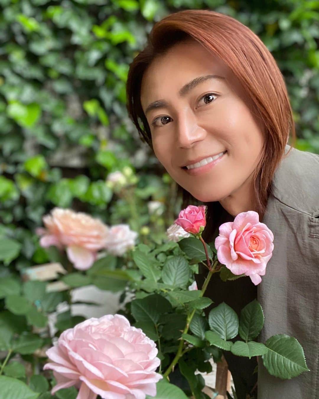 氷川きよしさんのインスタグラム写真 - (氷川きよしInstagram)「今日はNHKのレギュラー番組　趣味の園芸の収録でしたー！  次回はバラの放送！  今までバラのことに無知で今日学んで知ってバラの大ファンになりました！  これはパートナーって品種🌹 放送お楽しみに🤍  by kii  #氷川きよし #hikawakiyoshi #rose #nhk #趣味の園芸 #kii #bykii #キヨラー」4月27日 20時15分 - hikawa_kiyoshi_official