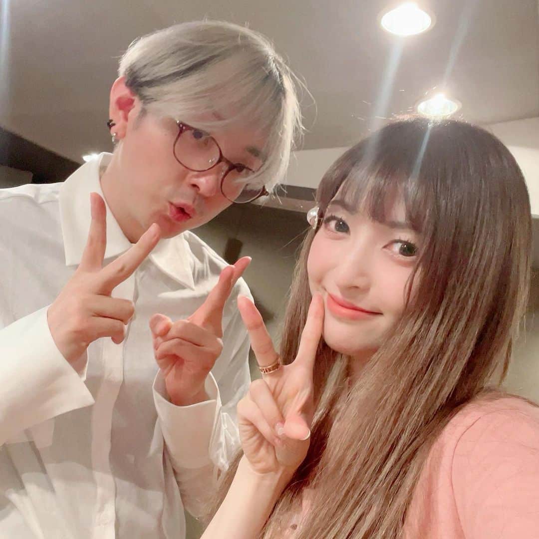 のインスタグラム：「今回、tokuさんのソロアルバムにゲストボーカルとして参加させていただくことになりました。  かなり前に「GARNiDETRICK」が出来たら…なんてお話させていただいていたのですが、こういった形でコラボレーションが叶って本当に光栄です！ レコーディングの際に楽曲に合ったお花をプレゼントしてくださいました紳士tokuさんと。 ゲストボーカルおひとりおひとりの楽曲に合わせたお花をご自身で用意していらっしゃるそうで、歌っている間はレコーディングブースに飾ってくださっていました。 帰りにはtokuさん自らお花屋さんのように包んでブーケにして渡してくださいました。 お優しい…💐  とってもとっても素敵な楽曲で、 作詞させていただけたのも嬉しいです。 わたしは桜を担当させていただきました。 是非楽しみにしていてください…🌸 #toku #bouquet」