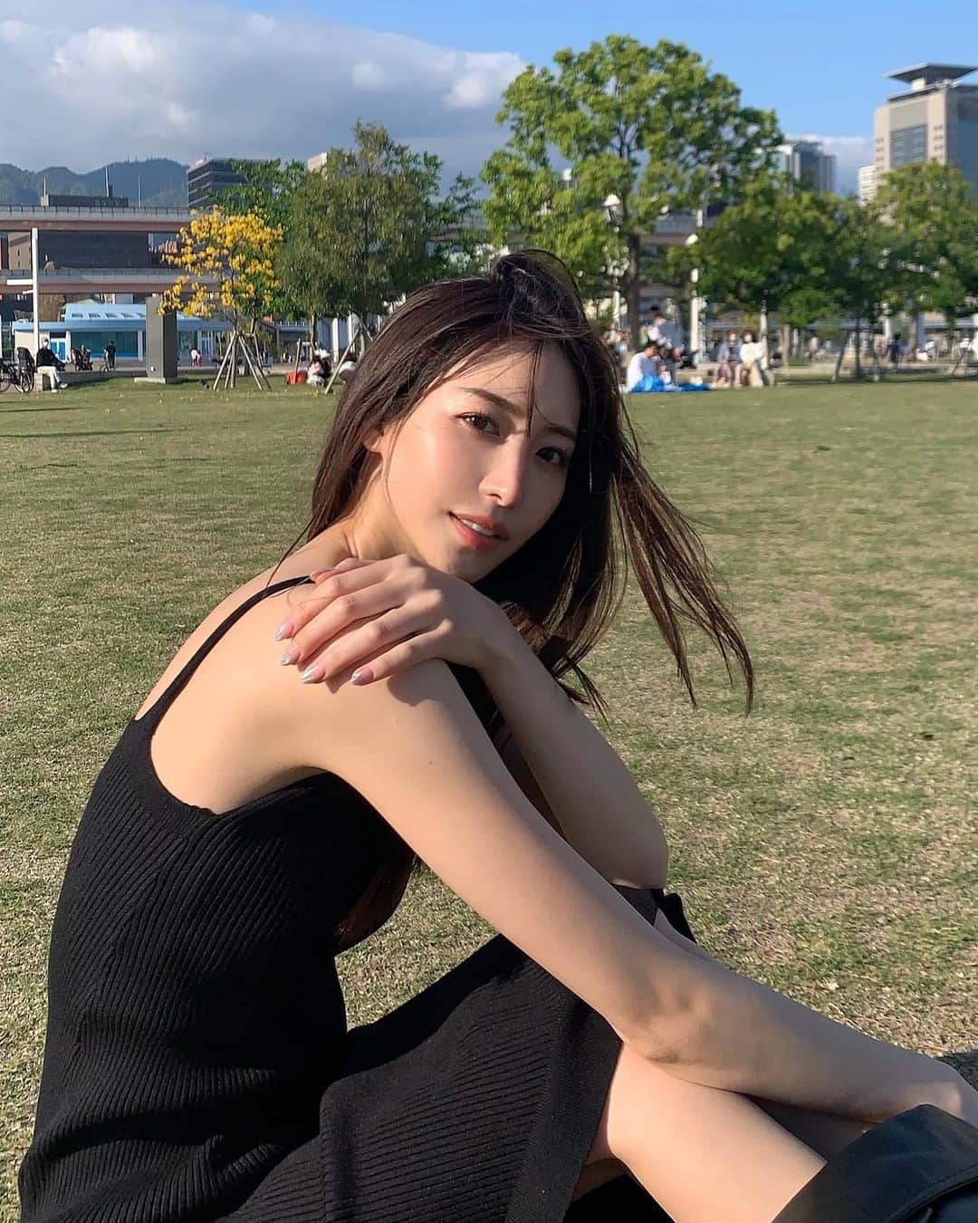 藤田麻里さんのインスタグラム写真 - (藤田麻里Instagram)「ネイル変えたよっ💅  いつもの @siii_iiiki で！💓  今回はハンドとフット共に ユニコーンネイルにした🦄💅💓  かわいいったらあらしない！ @yukahonda30 いつも最高🧚‍♀️💓  キラキラ〜✨✨✨✨」4月27日 20時35分 - fujimari29