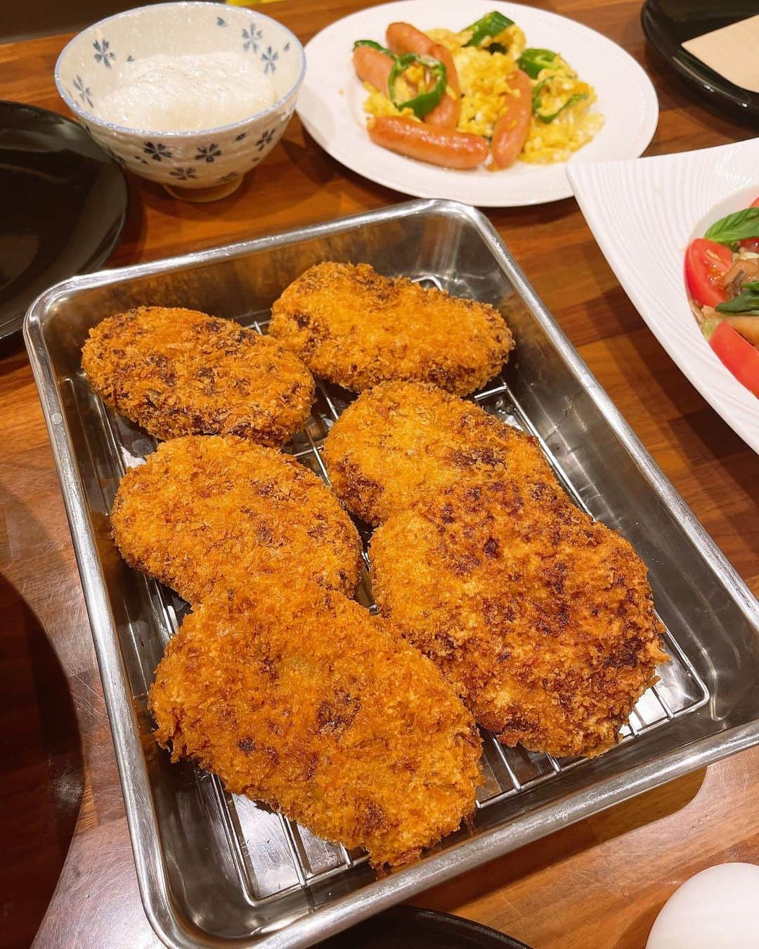 みきママさんのインスタグラム写真 - (みきママInstagram)「【肉じゃがコロッケです！！】  前日肉じゃがを作ったので今夜はコロッケにしよう❗️間違いなく美味しいでしょ❗️  白滝と生姜を抜いてじゃがいもをつぶしてコロッケにしました✨少しゆるい生地で冷やしてから揚げると美味しいコロッケになります✨  みんないかがですか❓  杏ちゃん「切れちゃった！！」自分で間違えて教科書を破っちゃって、なぜか逆ギレです。  コロッケ食べてごらん。  杏ちゃん「コロッケおかわり。」2個ペロリです。  機嫌が良くなって、破れたところを貼り付けて直していました。肉じゃがコロッケ美味しすぎるね。  #みきママ　#コロッケ　#肉じゃが　#リメイク」4月27日 20時45分 - mikimama_official