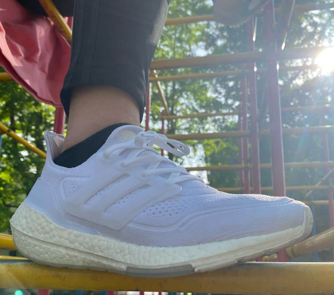 鮫島彩のインスタグラム：「・ ・ 新しいランニングシューズ👟 履きやすくてジャングルジムもスイスイ登れます💪✨ ・ ・ @adidastokyo​ ・ #充電ラン​ #ULTRABOOST 21​ #ウルトラブースト 21​ #createdwithadidas​」