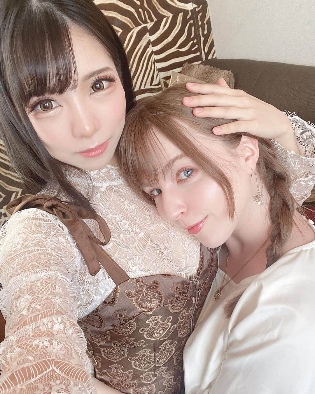 美らかのん（久我かのん）さんのインスタグラム写真 - (美らかのん（久我かのん）Instagram)「. . . 念願のジューンラブジョイちゃん（ @junelovejoyy ）に会えました💞💞💞 . ジューンちゃんのYouTubeの撮影でインタビューしてもらったの🙌💞 . . もうね、噂には聞いてたけど本当にびっくりするほど可愛くて透明感凄くて面白くて、何よりとっっっっっっても良い子😭💞 . あとお尻がとっても魅力的🤤💞作品見てほしい🤤💞 . . . インタビューの公開お楽しみに✨ . . . #ジューンラブジョイ #junelovejoy #セクシー女優 #youtuber #youtube #av女優 #インタビュー #コラボ」4月27日 21時04分 - chura_kanon