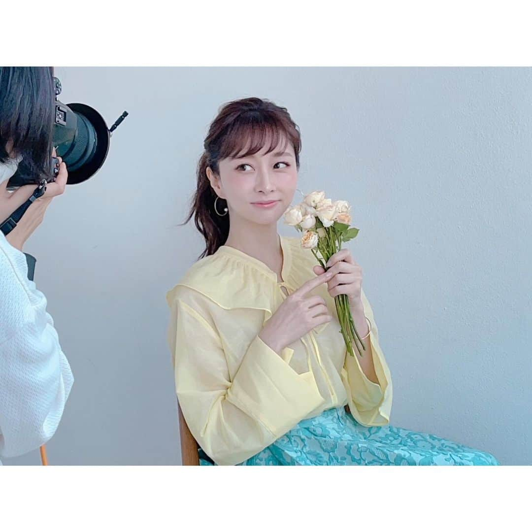 石井美保さんのインスタグラム写真 - (石井美保Instagram)「今日は美人百花 @bijinhyakka の撮影。久しぶりにメイクの特集でした。 衛藤美彩 @misa_eto_official ちゃんに私のメイクを伝授！ 初めましてでしたが、可愛かった〜💕　可愛い色に出会えた時、もっと可愛くなれる隠し技に出会えた時、あの瞬間のなんとも言えない高揚感がメイクの醍醐味。沢山の幸せなお顔を見られて私も幸せでした。美彩ちゃんの可愛い仕上がりは誌面をお楽しみに❤️」4月27日 21時09分 - miho_ishii