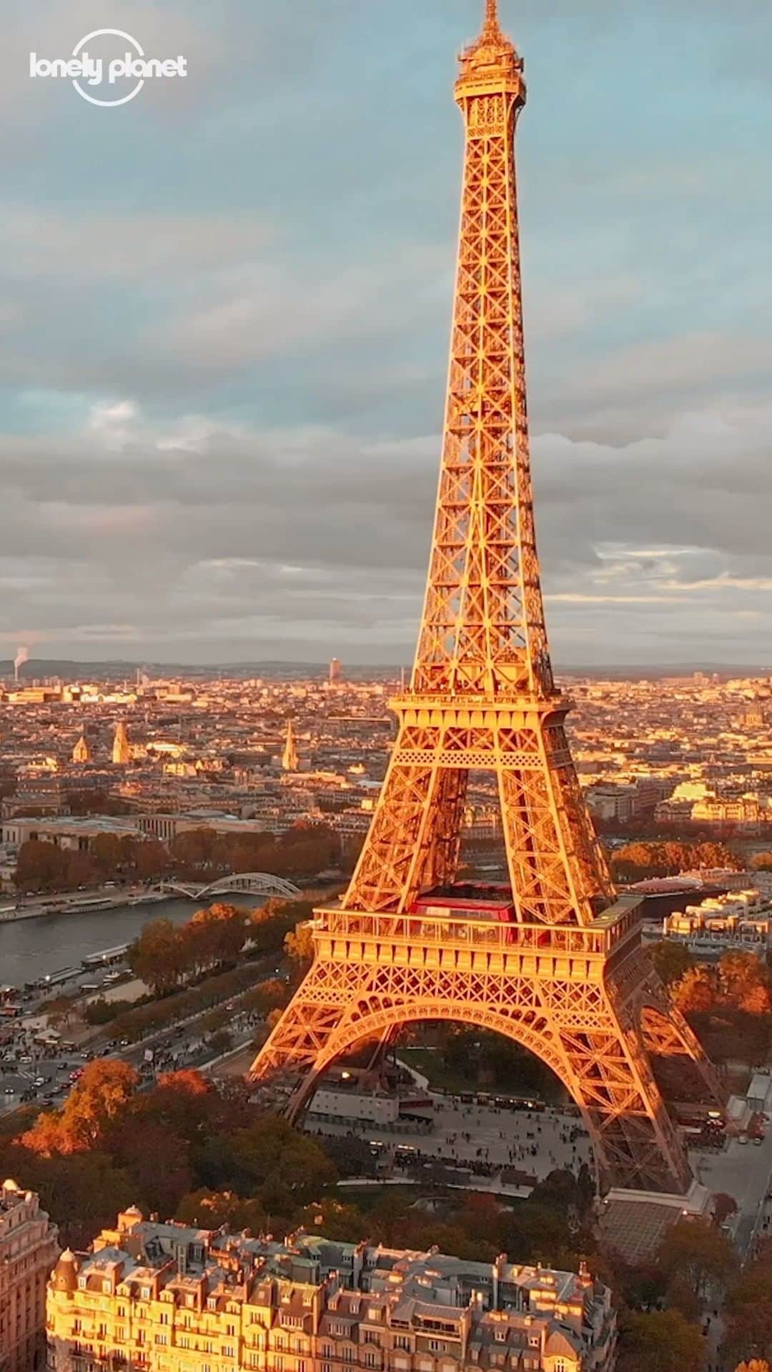 Lonely Planetのインスタグラム：「Do you think Paris is the most romantic city in the world? Let us know in the comments. ❤️」