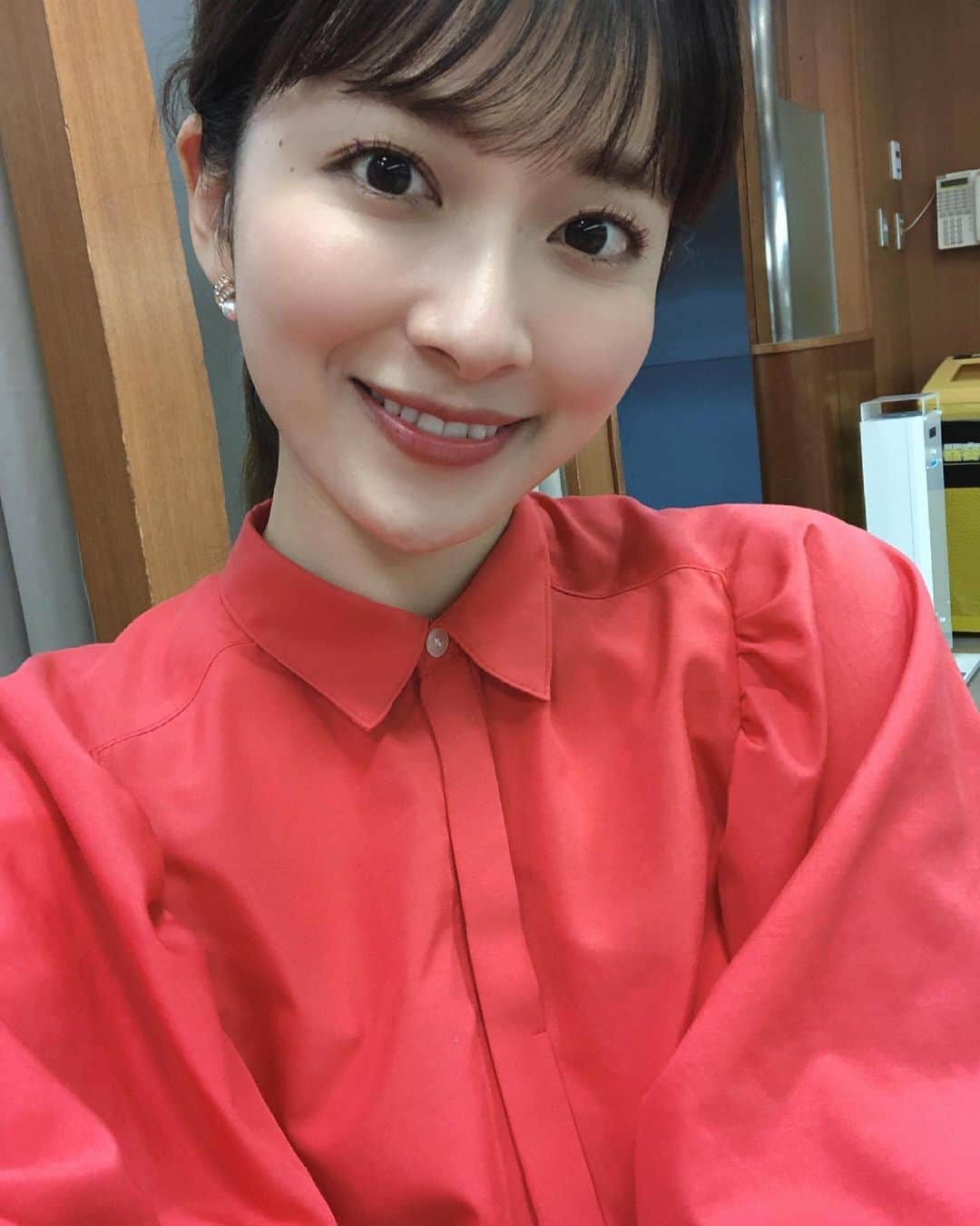 山本里菜さんのインスタグラム写真 - (山本里菜Instagram)「. おはようございますっ☀️ 今朝も『はやドキ！』 ありがとうございました☺️ . Adoさんの新曲『踊』カッコいいですね〜😆！ラップの部分なんて最高すぎます♥️何回も聞いてしまう///♪ . 皆さんの最近のバズり曲はなんですか？？ぜひ教えてください😍✨ . . 今日は襟と袖が可愛いブラウスでした❤︎ @brahmin_fsf  . .  #はやドキ　#ado #踊　#好きな曲　#バズり曲　#トップス　#春色トップス　#襟付きブラウス #ヘアアレンジ　#ポニーテール　#メイク #メイク動画 #山本里菜」4月28日 7時26分 - rinayamamoto_0622