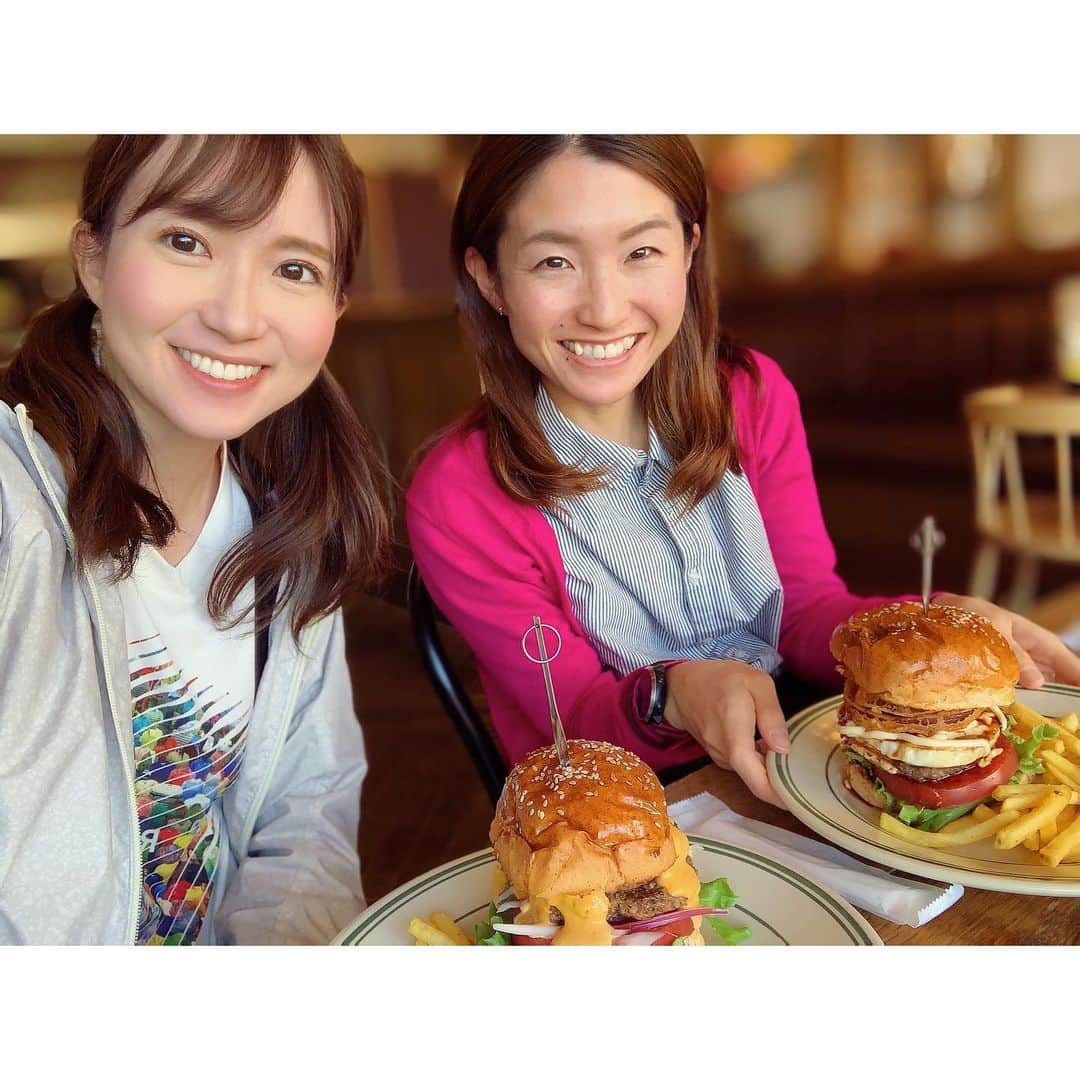 長谷川朋加のインスタグラム：「♡  ✎५⋆*{ いつでも心に栄養を } ୨୧-------------------------------- ୨୧  おはようございます☀🌈  いつかのあこぴシリーズ🍔 写真を撮りためて小出しに🤫笑 この時はハンバーガーをむしゃむしゃ  Team R2 9期がスタートして 一年が経とうとしています。 コロナ禍で中々思うような 活動が出来ず寂しさはありますが チーム東北で日々連絡を取り合い 定期的に会えていて嬉しい😋❤️  活動はまたいつか出来るだろうし、 むしろ絆が深まるきっかけになりました♪  ものは捉えよう ものは言いよう ものは考えよう  久々にstand.fmもアップ！ 相も変わらず宇宙一ゆるーい アナウンサートークをお届けしていきます 物好きな皆さん引き続き 宜しくお願い致します✌🏻笑  今日もハッピーに🏃‍♀️🌸  ୨୧ -------------------------------- ୨୧ #やりたい事は全部やる #全力前向き前のめり #走るの大好き」