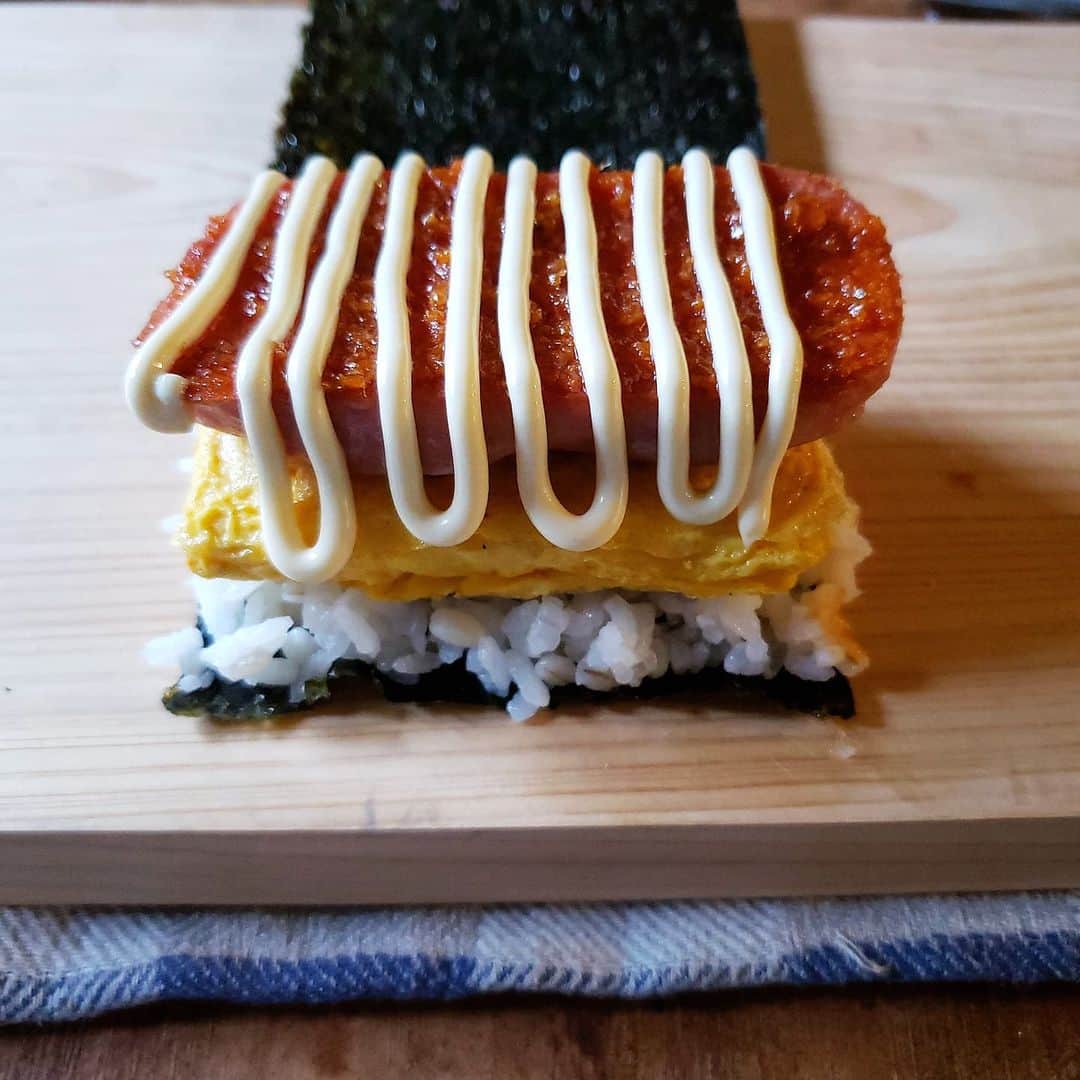 tamiさんのインスタグラム写真 - (tamiInstagram)「* #お弁当 *  ポークたまごおにぎり。 シーフードヌードルプロ。  "カップヌードルのシーフードにはラブパクが合う" という定理により、 ポークたまごおにぎりはラブパク入り。(マヨネーズも♡)  毎日これだとめっちゃ楽チンだな。  #ラブパク親衛隊  * がんばれ水曜日～！  #tami弁  #弁当#bento#lunchbox #カップヌードルプロ #ポークたまごおにぎり#オキハム #ランチ#昼食#地味弁#旦那弁当 #ごはん#食事#暮らし#日々のこと」4月28日 7時53分 - tami_73
