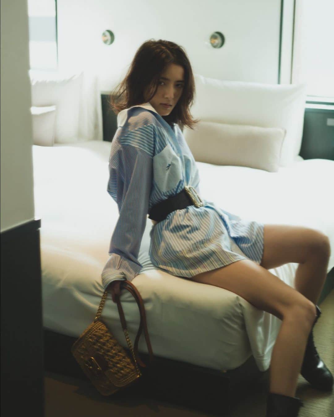 藤井萩花のインスタグラム：「Etro 2021SS Collection  だいたいシャツは一枚で パジャマみたいにしてしまいます🛌  @etro @fashionsnapcom」