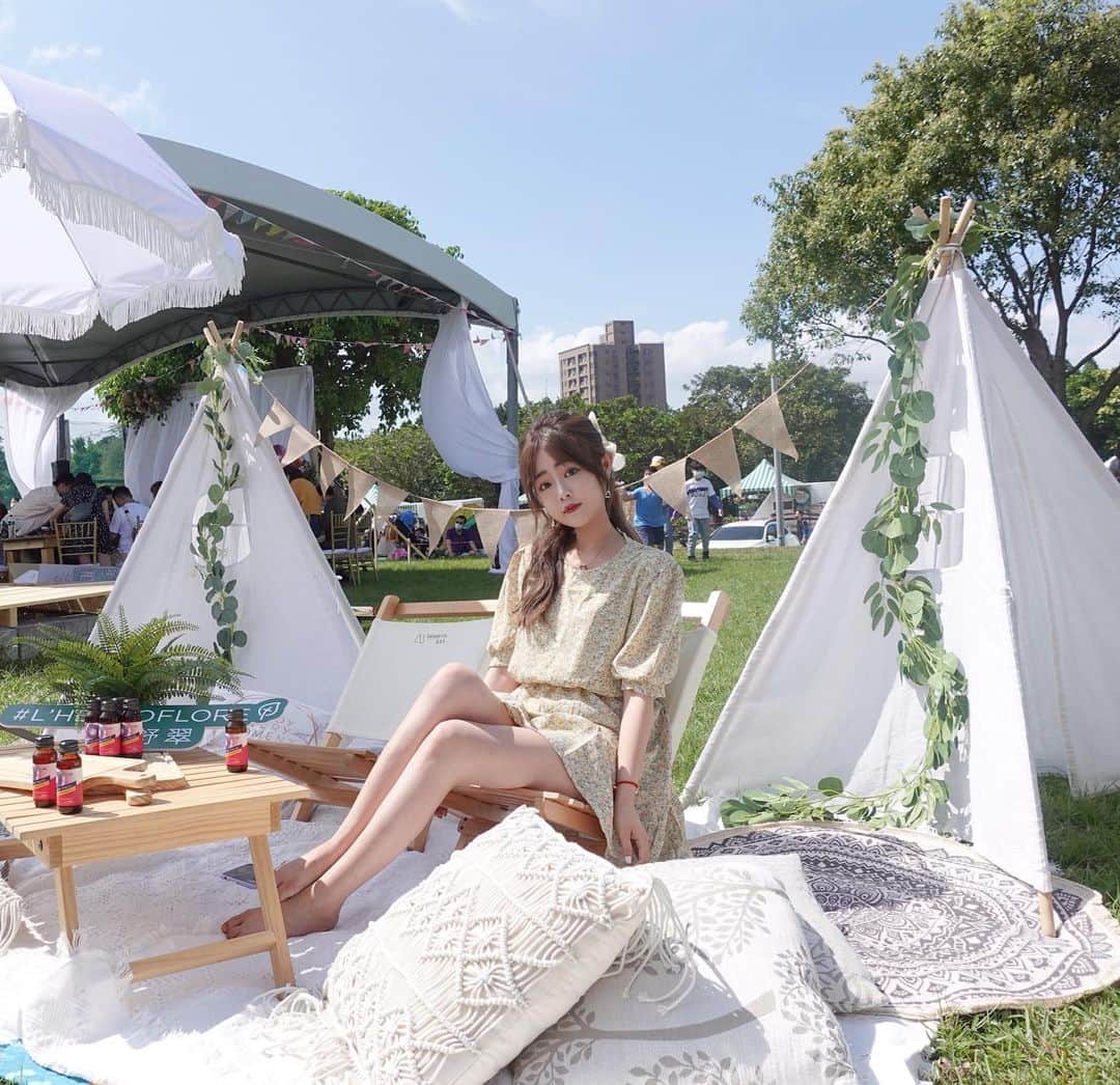 徐薇涵（Wei Han Xu）のインスタグラム：「最近很親近大自然脮 又露營又野餐的🌱 上禮拜參加 vouge野餐日 試飲了#蕾舒翠  青春機密膠原飲👶🏻 補充肌膚流失的養分 味道是淡淡清甜果汁味🍹 清爽沒負擔💦 邊喝邊拍照感覺都美了幾分🤣 更有精神逛爆園區💕 有吃有喝還可以玩~很chill  #vouge #vouge野餐日 #風格野餐日 #蕾舒翠plus  #青春機密膠原飲」