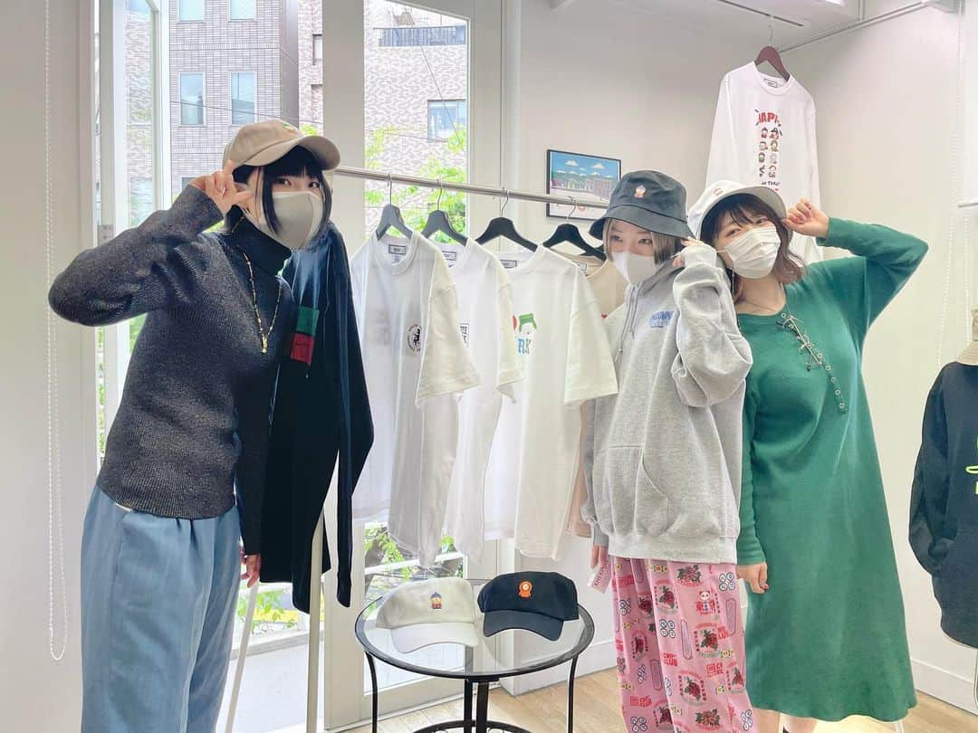 ぱいぱいでか美のインスタグラム：「載せそびれ写真！ . ちょっと前に三人でいろんなコラボ商品とか見れるやつ(雑) に行きました〜！ サウスパークめちゃくちゃ可愛かった🙂❗️ このあと公園行ったらすごい数の鳩いました。 🐦🐦🐦🐦🐦🐦🐦🐦🐦🐦🐦🐦🐦🐦🐦🐦🐦🐦🐦🐦🐦🐦 . #southpark  #ありぼぼ　#コショージメグミ」