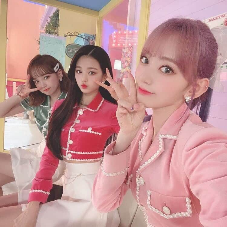 チャン・ウォニョンさんのインスタグラム写真 - (チャン・ウォニョンInstagram)「wonyoung with her unnies 💕 #IZONE #JANGWONYOUNG #WONYOUNG #아이즈원 #장원영 #원영」4月27日 23時45分 - wonyoung__ive