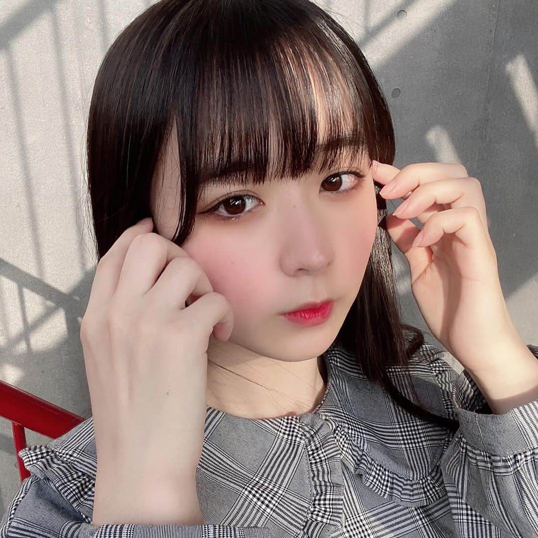 高田もものインスタグラム：「. 最近、お目元がとってもキラキラで良い感じって言ってもらえるんですけども🍑 . @zeeseacosmetics_jp さんのアイシャドウパレットをつかってるんだよ〜！！！ . 発色も良いし、伸びもいいし、ライブでたくさん歌って踊っても崩れないんだよ！！！ . すごくない？？？ . おすすめ . かしこ . #高田もも #かしこってなに #zeesea #zeeseaアイシャドウ #アイシャドウ #アイシャドウパレット #キラキラ #キラキラメイク #merryjenny #かしこ #かみやど #ひらがなかみやど #instagood #instagram #あいどる #アイドル #idol #japaneseidol #前髪 #ロングヘア」