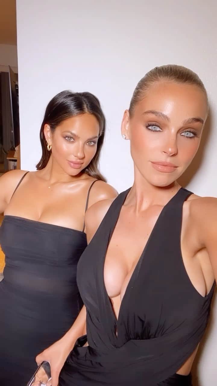Elizabeth Turnerのインスタグラム：「Is there anything more fun than getting ready for a night out with your besties ?? @melissa.hurkman thank you for being the sweetest friend and most talented makeup artist!! @mynuface @katiemaycollection」