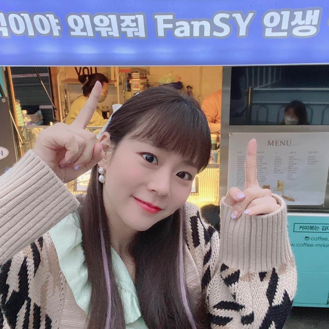 ハン・スンヨンのインスタグラム：「흐린날씨에 따뜻하게 잘 마셨습니다! 고마워요!! 얼른 맘껏 만날 수 있는 날이 왔으면 좋겠어요!」