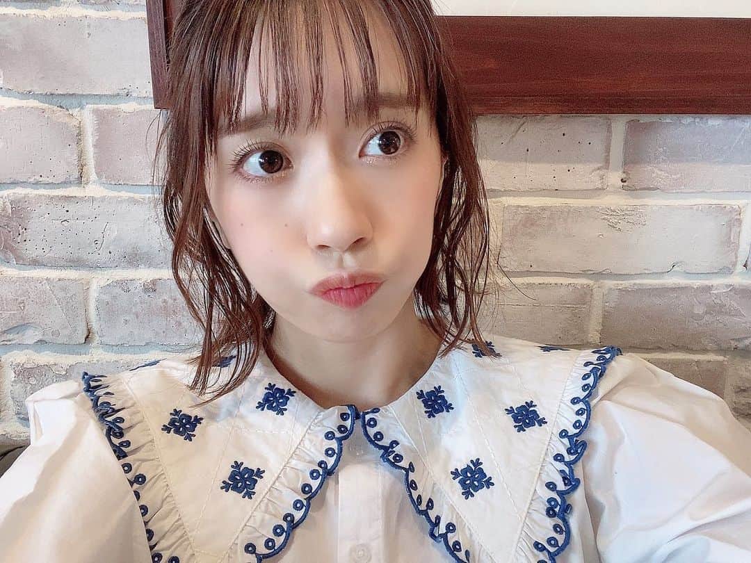 三田寺理紗のインスタグラム：「しろシャツってかわちーよねえ👔❤️おされらんちを添えて✌️   #三田寺理紗 #zara」