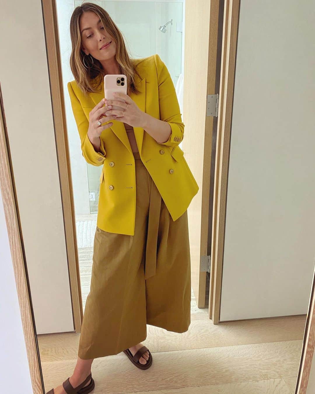 マリア・シャラポワのインスタグラム：「Wide legged is the natural (and more forgiving 🤔) transition from sweat pants 😅」