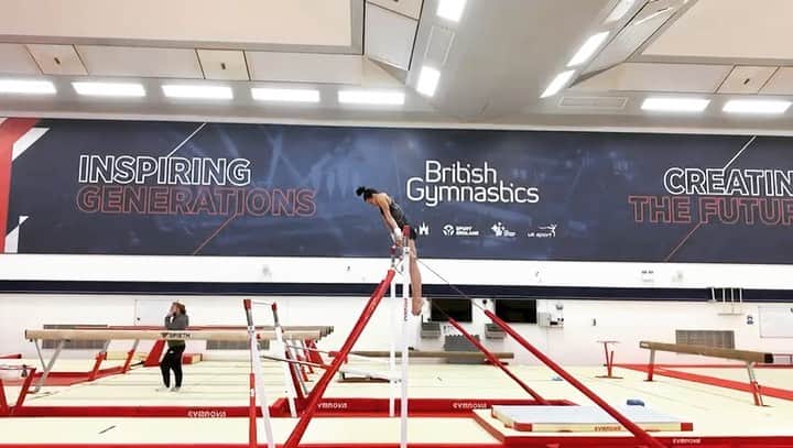 のインスタグラム：「Bits of bars 🤸🏽‍♀️🤍🤩 @southessexgymofficial @michelle_giz__ @rossfalsetta   Wearing NOVA BLACK  @quatrogymnastics the comfiest Leo for a hard days training 🤸🏽‍♀️🤍」