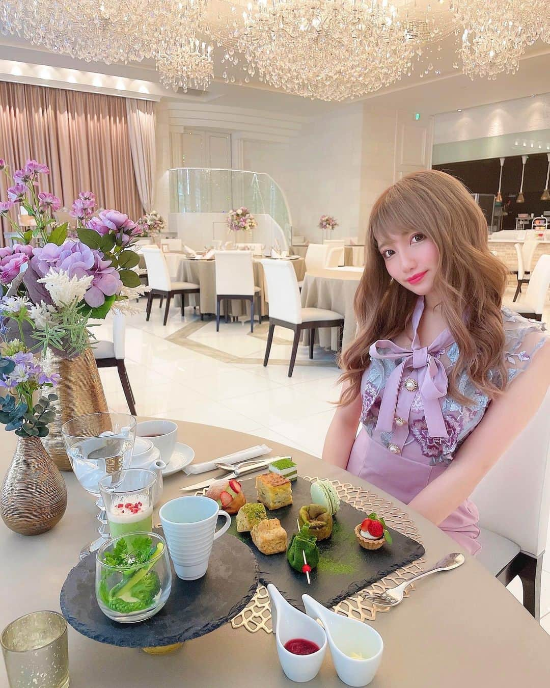 まゆぴちゅーさんのインスタグラム写真 - (まゆぴちゅーInstagram)「結婚式場のアフタヌーンティー💒🧁♡﻿ ﻿ Cafe by St.Raphaelchapel GINZA🎀﻿ （カフェバイセントラファエロチャペル銀座）﻿ @cafe_by_st.raphaelchapelginza﻿ ﻿ 昨年6月にオープンして﻿ 〝ドレス試着付きプラン〟がある﻿ 有名アフタヌーンティーカフェだよっ🫖﻿ ﻿ 5.6月季節限定アフタヌーンティーは、﻿ 【抹茶・ストロベリーアフタヌーンティー】で、﻿ そちら一足お先にご招待いただきました💓﻿ ﻿ ﻿ アフタヌーンティーにしては珍しい、﻿ “和”のテイストで、新鮮だったなぁ🙊﻿ ﻿ 一つ一つにこだわりがあってさすが﻿ 式場の中のアフタヌーンティー！って思いました✨﻿ ﻿ 流行りのマリトッツォやバスチーも﻿ あって、どれも美味しくて、、、♡﻿ ﻿ 最後にシェフがフランベして仕上げる﻿ バニラアイスの抹茶ソースがけがやばかった❤️﻿ ﻿ ﻿ ﻿ 2ヶ月毎に季節限定メニューが﻿ 入れ替わるそうですっ✧︎◝︎(*´꒳`*)◜︎✧︎˖！！﻿ ﻿ 白基調の内装やスワロフスキーの﻿ シャンデリアなど特別感満載な店内💎✨✨﻿ ﻿ また、﻿ アフタヌーンティー風フレンチフルコースランチ﻿ がスタートしたみたいなので、﻿ 甘いのが苦手な方はそちらをチェックしてみてね！﻿ ﻿ @cafe_by_st.raphaelchapelginza  ﻿ -----------------------------﻿ ﻿ 【抹茶・ストロベリーアフタヌーンティー】¥4,500/ドレス試着付きプラン¥5,500﻿ ○Savory﻿ ・ラファエロ風グリーンシーザーサラダ﻿ ・新玉ねぎとズッキーニの冷製スープ﻿ ・地鶏と初夏野菜のなめらかなキッシュ﻿ ﻿ ○Sweets﻿ ・抹茶のバスクチーズケーキ﻿ ・抹茶のマカロン　﻿ ・抹茶ミルクとストロベリーのマリトッツォ﻿ ・抹茶のティラミス﻿ ・抹茶といちごとアーモンドミルクのタルト﻿ ・抹茶のバヴァロア　ミルクフォーム﻿ ・抹茶のクレープ﻿ ﻿ ○Special Sweets﻿ ・Chef’s LIVE デザートプレート﻿ ﻿ ○Scone﻿ ・紅茶のホームメイドスコーン／クリーム／季節のジャム﻿ ﻿ -----------------------------﻿ ﻿ ﻿ 着ているお洋服は場所の雰囲気に合わせて﻿ @dazzy_official のドレスだよんっ👗♡﻿ ﻿ ﻿ ﻿ ﻿ #アフタヌーンティー #アフタヌーンティー巡り  #カフェバイセントラファエロチャペル銀座  #カフェバイセントラファエロギンザ #ラファエロカフェ  #銀座カフェ #セントラファエロチャペル銀座  #結婚式場 #シャンデリア #セントラファエロチャペル  #披露宴会場 #抹茶アフタヌーンティー #ストロベリーアフタヌーンティー #抹茶好き #抹茶スイーツ #マリトッツォ #バスクチーズケーキ  #タイトワンピ #キャバドレス #キャバドレス通販」4月28日 17時20分 - mayu_03pichu