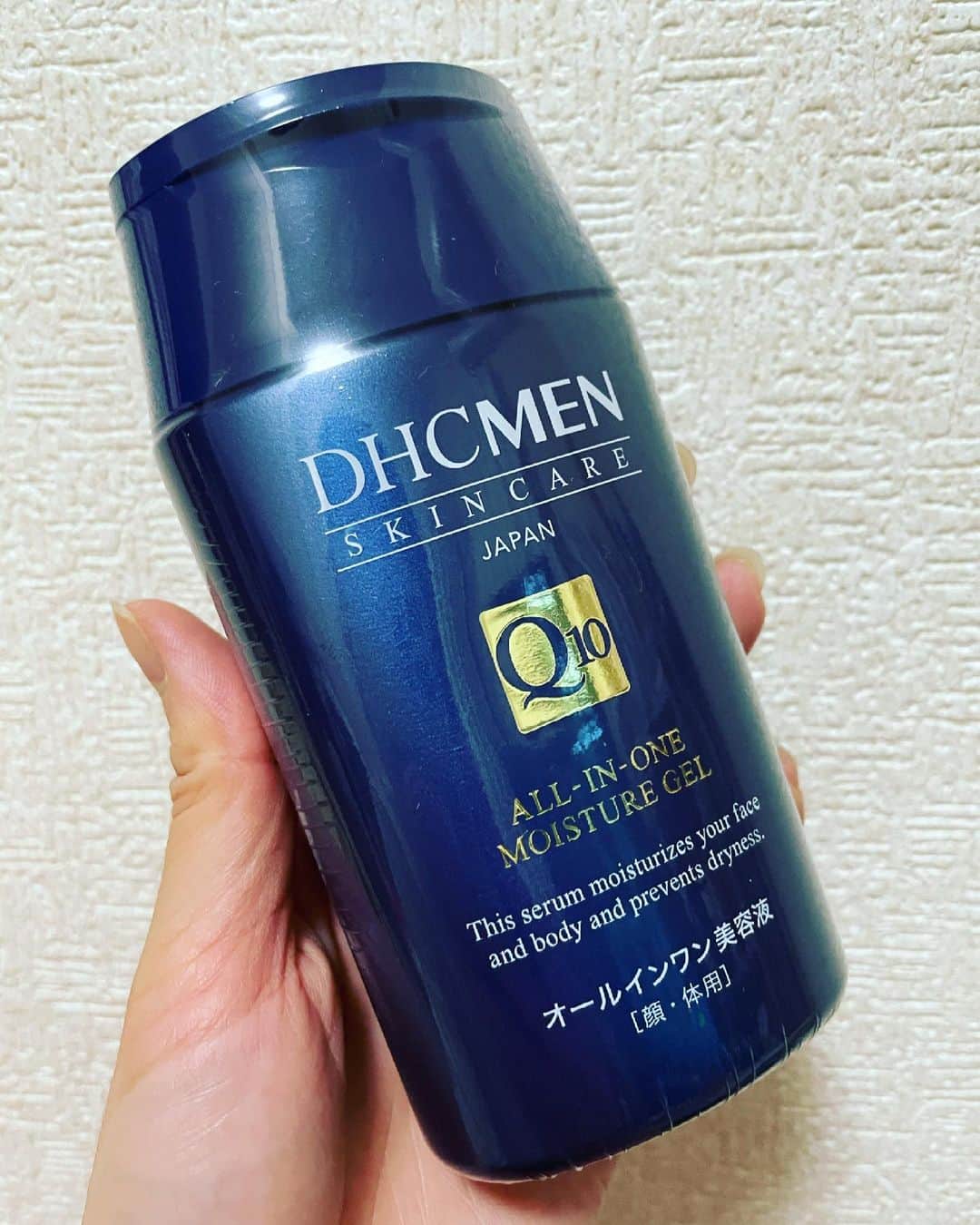 秋吉夕紀のインスタグラム：「男性向けコスメ💕 オールシーズン、顔と身体も使えて楽ちん😊めんどくさがりさんにおすすめ✨  #DHC #オールインワン美容液ジェル  #メンズコスメ」