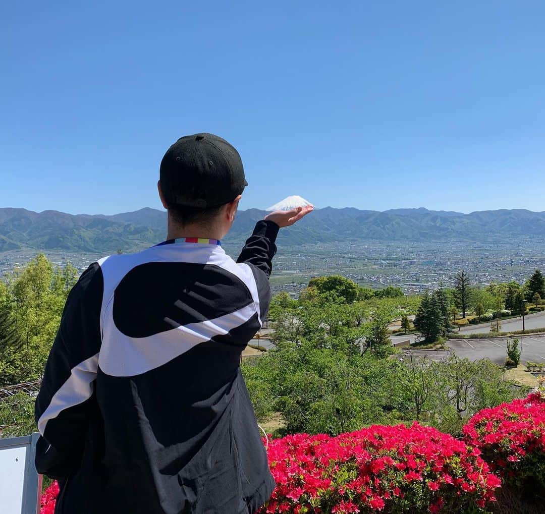 入江慎也のインスタグラム：「富士山を手のひらにのせて見ました。 富士山が綺麗すぎました。 ずっと見ていられます。 歳を重ねて綺麗な景色やお花を見るとなんか気持ちが安らぐ自分がいることに気付きました笑  #富士山 #日本一 #絶景」