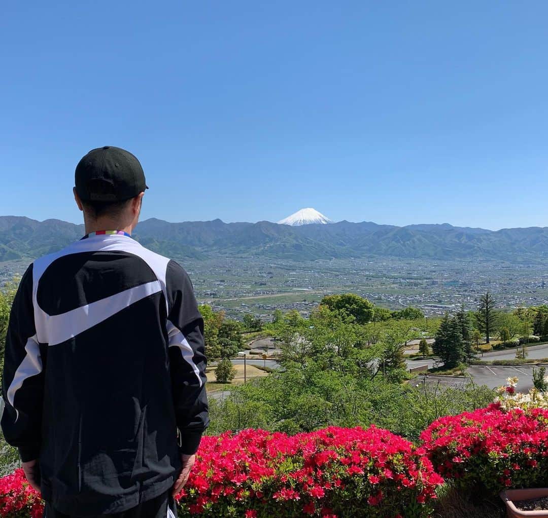入江慎也さんのインスタグラム写真 - (入江慎也Instagram)「富士山を手のひらにのせて見ました。 富士山が綺麗すぎました。 ずっと見ていられます。 歳を重ねて綺麗な景色やお花を見るとなんか気持ちが安らぐ自分がいることに気付きました笑  #富士山 #日本一 #絶景」4月28日 16時35分 - oreirie0408