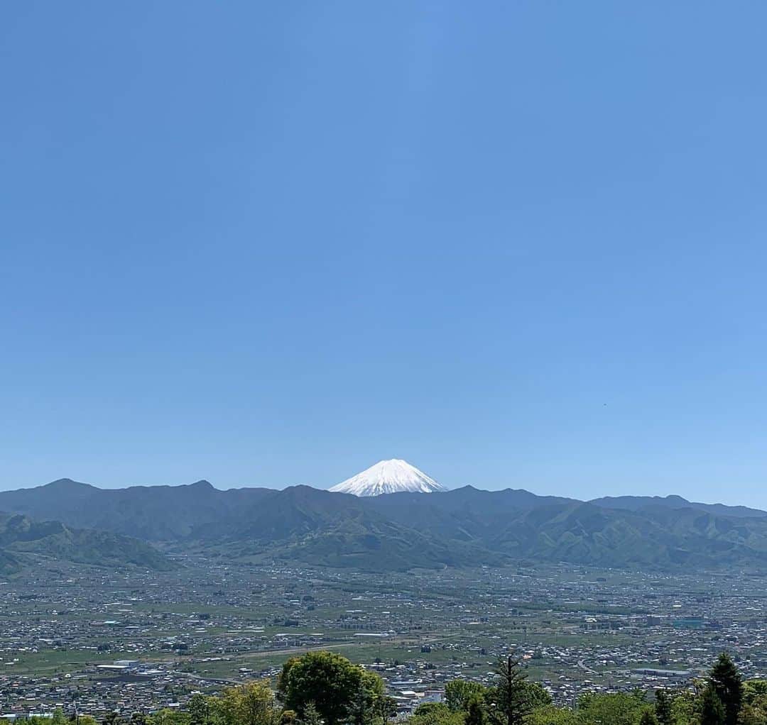 入江慎也さんのインスタグラム写真 - (入江慎也Instagram)「富士山を手のひらにのせて見ました。 富士山が綺麗すぎました。 ずっと見ていられます。 歳を重ねて綺麗な景色やお花を見るとなんか気持ちが安らぐ自分がいることに気付きました笑  #富士山 #日本一 #絶景」4月28日 16時35分 - oreirie0408