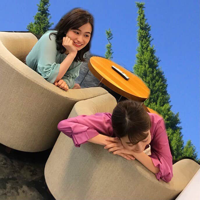 日比麻音子さんのインスタグラム写真 - (日比麻音子Instagram)「この前のオンエア終わり、 しのと楽屋でグダグダ〜 してるところをインスタ対応できる形で 撮ってもらいました📸笑  2枚目の写真は、 外に遊びに行けないので 合成しました。笑 テラスでのんびりしてる風です🍃  #仕事以外の写真がない #しのありがと #あさチャン #日比の目が赤い #ドライアイです。 #いらん情報でした」4月28日 8時27分 - hibi_maoko