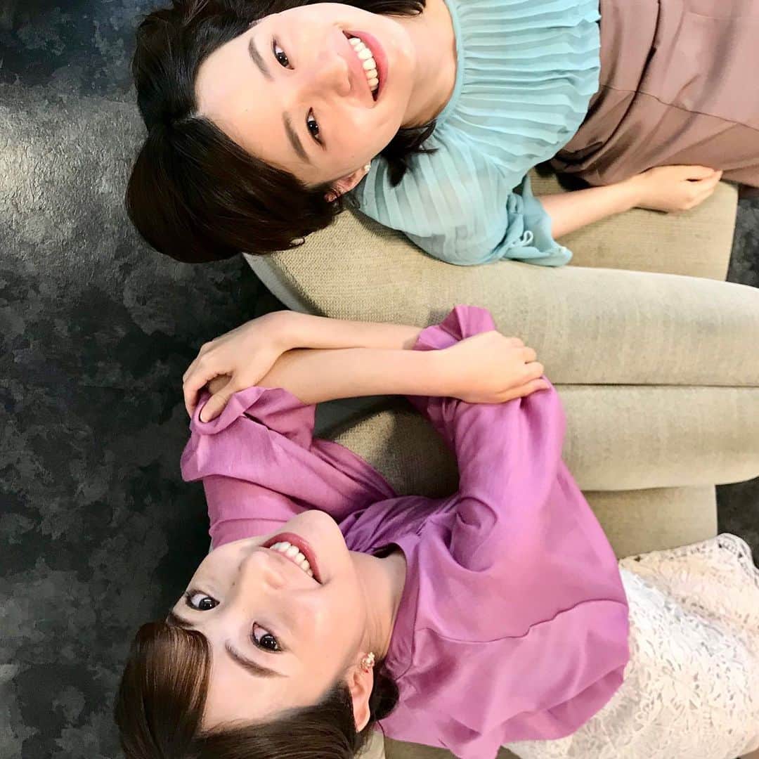 のインスタグラム：「この前のオンエア終わり、 しのと楽屋でグダグダ〜 してるところをインスタ対応できる形で 撮ってもらいました📸笑  2枚目の写真は、 外に遊びに行けないので 合成しました。笑 テラスでのんびりしてる風です🍃  #仕事以外の写真がない #しのありがと #あさチャン #日比の目が赤い #ドライアイです。 #いらん情報でした」
