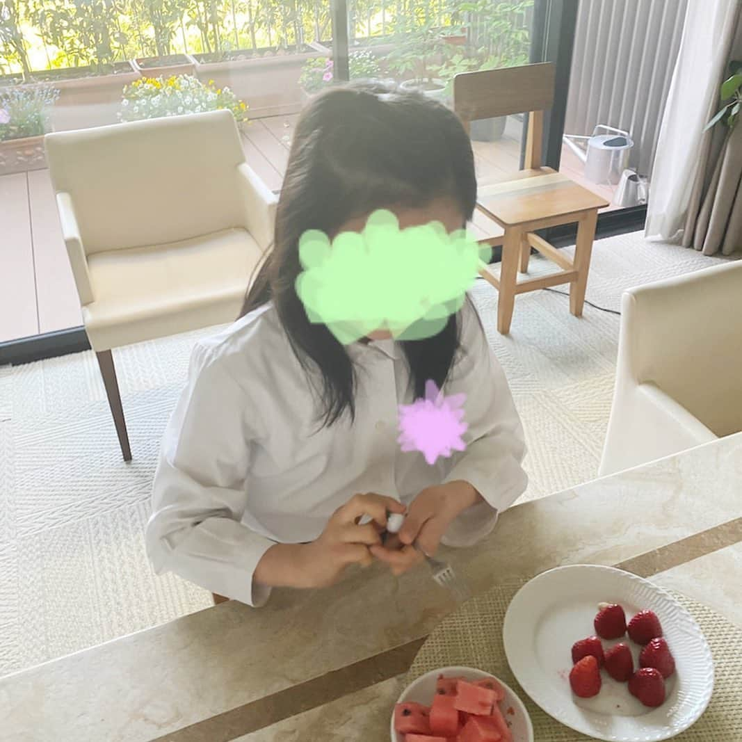 市川海老蔵 （11代目）さんのインスタグラム写真 - (市川海老蔵 （11代目）Instagram)「Breakfast, they’re into 🍓fruits🍎 🍇 these days.  They seem to like it... * 朝ごはん 最近はなんか 🍓果物🍎🍇です。  それが良いらしい、、  #市川海老蔵 #海老蔵 #成田屋 #歌舞伎　 #成長記録 #子育てぐらむ #子供のいる暮らし #子どものいる暮らし #子育て日記 #children #childphotography #daughter #son #ABKAI #ABMORI #ebizoichikawa #ebizo #kabuki #thunderparty #ebizotv #theater #theaterarts #actor #japan #classic」4月28日 9時54分 - ebizoichikawa.ebizoichikawa