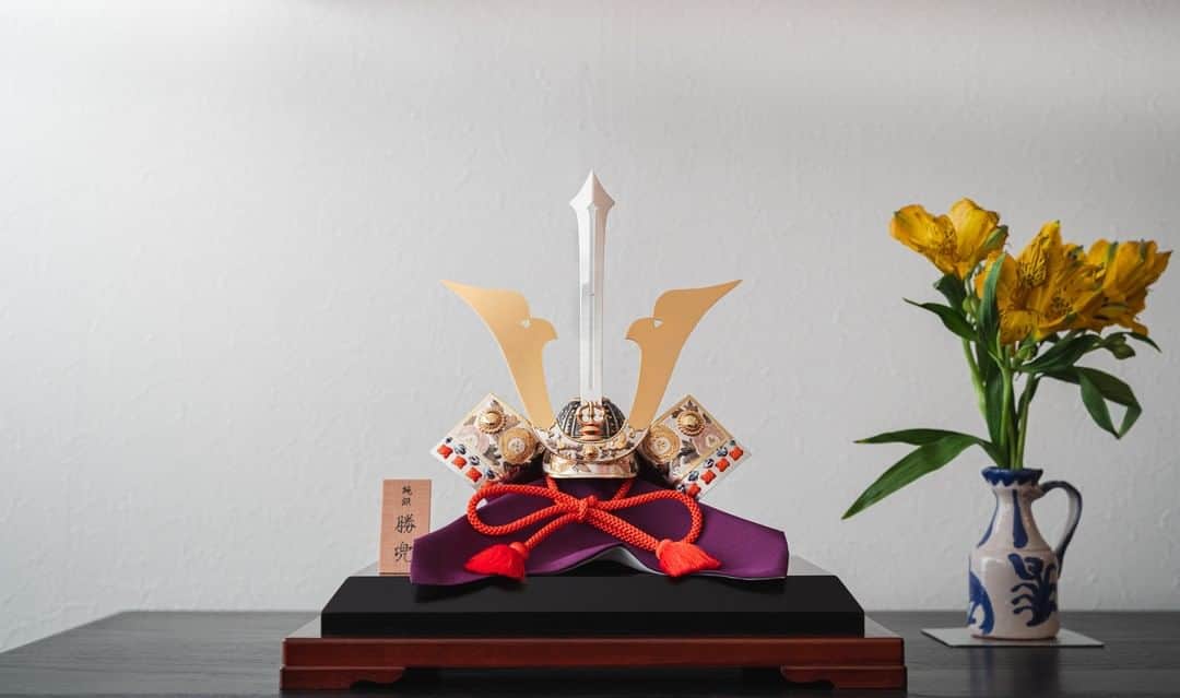 GINZA TANAKA 公式さんのインスタグラム写真 - (GINZA TANAKA 公式Instagram)「・ 【端午の節句　純銀兜 剣】  中央のまっすぐ伸びた剣は勇ましさの象徴。ギンザタナカの純銀兜 剣は職人の細かい手仕事で丹精込めて仕立あげました。男の子の健やかな成長を祝って。  ギンザタナカの純銀兜は家族で末永く飾ることができる、高品質な素材と職人の匠の技の逸品です。  #GINZATANAKA #ginzatanaka #ギンザタナカ  #田中貴金属 #田中貴金属ジュエリー #純銀兜  #兜 #端午の節句 #kabuto」4月28日 11時00分 - ginzatanaka_jp