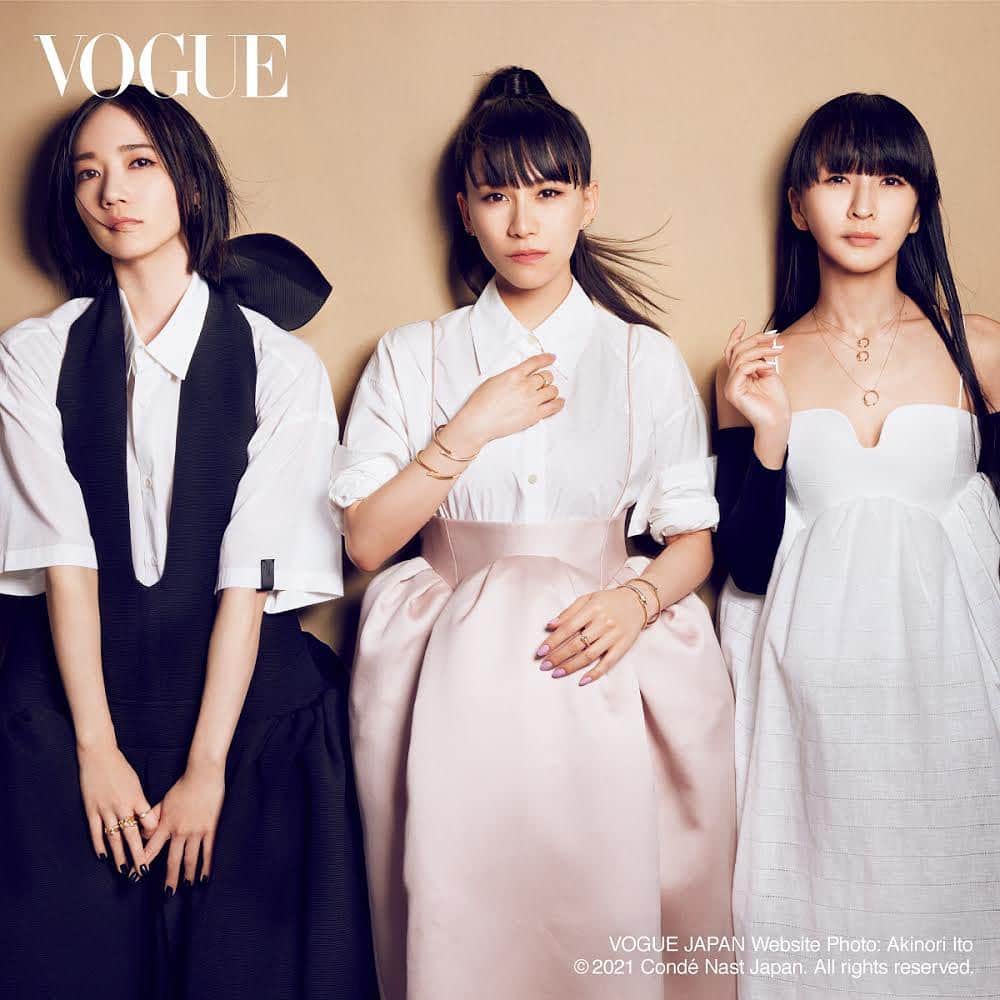 Perfumeさんのインスタグラム写真 - (PerfumeInstagram)「本日発売の「VOGUE JAPAN」2021年6月号に Perfumeがフォーエバーマーク アヴァンティ™ コレクションを纏って登場💍✨ WEB記事はストーリーズのリンクからどうぞ！✨  Perfume x VOGUE JAPAN. A Shining Future - Visit @voguejapan for a new interview with Perfume featuring @forevermark ‘s new collection "The Forevermark Avaanti ™”. Link in stories. #prfm」4月28日 11時09分 - prfm_official