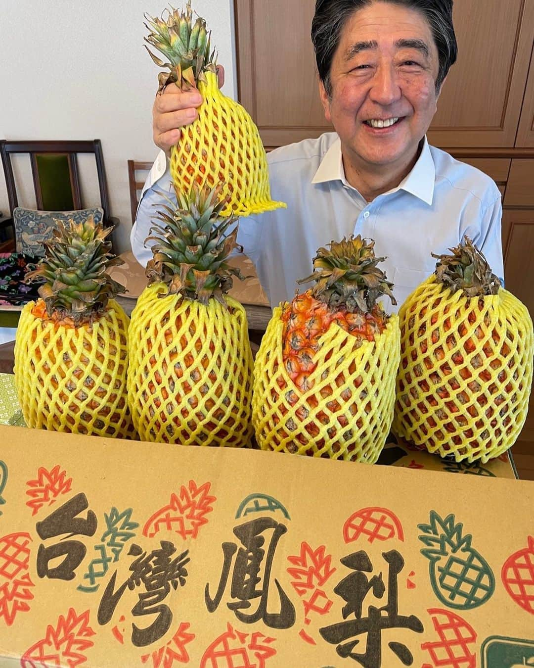 安倍晋三のインスタグラム：「今日のデザートはパイナップル。とっても美味しそう。」