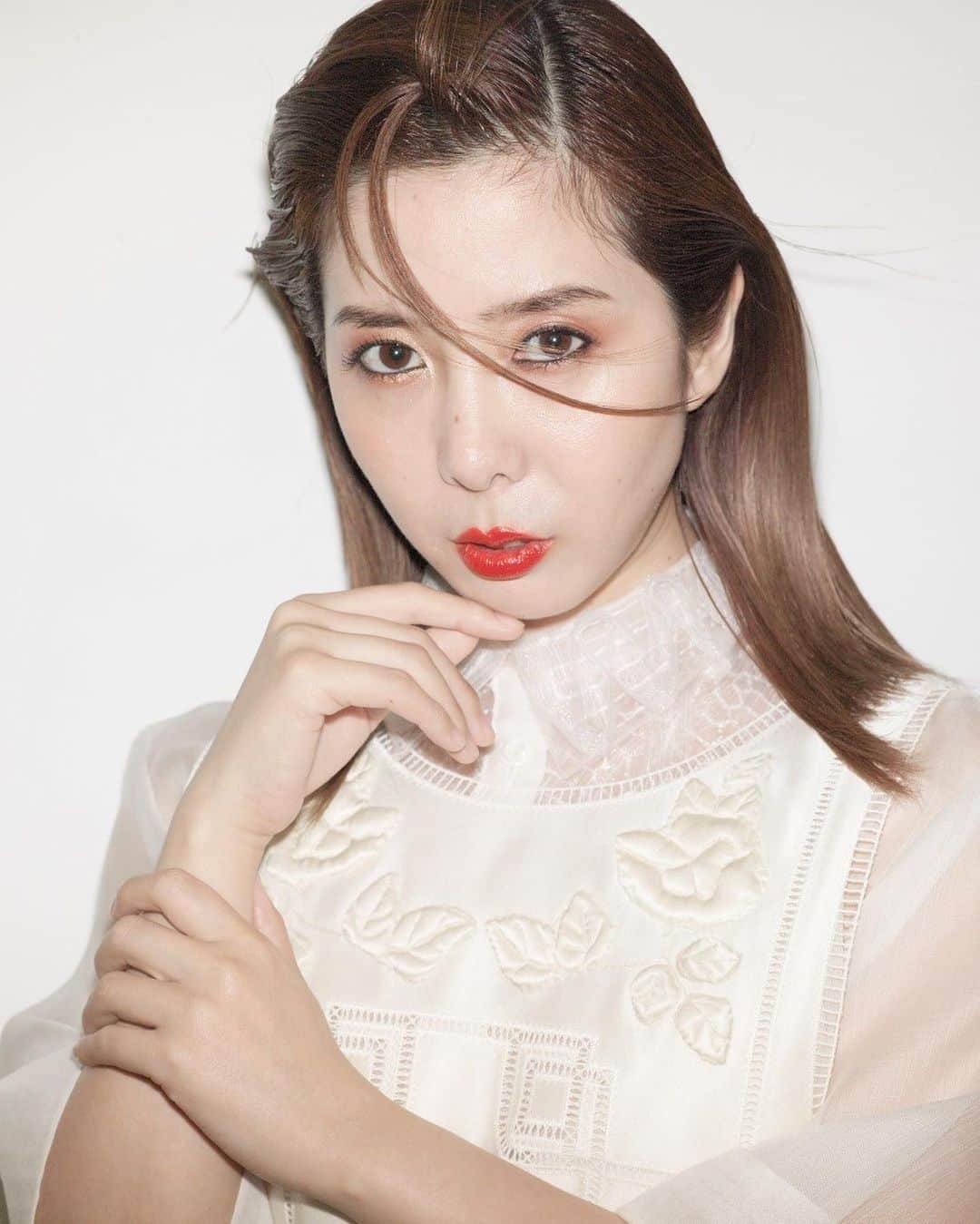 小川えりのインスタグラム：「アイコン変えたいんだけど何枚目にしよ？ そろそろ変えたい！全部あえて無修正でそのままの写真のデータ頂いた👀エンリケのヘアメイクがこの日をきっかけに変わったからこの機会を頂いた @numerotokyo に感謝✨ 本日発売されたNumero TOKYO6月号にエンリケ2P掲載させて頂いているので是非観てね☠★ · メイク KOUTA ヘア SHOUTARO Thank you so much 🙏💙 #numerotokyo  #numerotokyo147 #fashion」