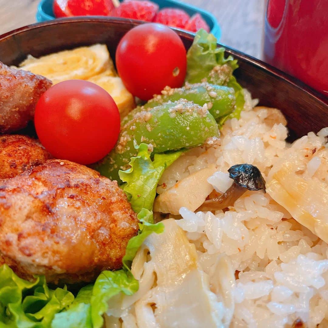 坂下千里子さんのインスタグラム写真 - (坂下千里子Instagram)「お昼に間に合いました！本日14回目のお弁当になります。今季最後の筍ご飯になります。お食べ下さい。もう、筍ありゃしませんので。。悪しからず。 . . #お弁当#ランチ#ワカメスープ #娘弁当 #謎の京都弁 #おちょやん の観すぎ」4月28日 11時52分 - chiriko_sakashita_official