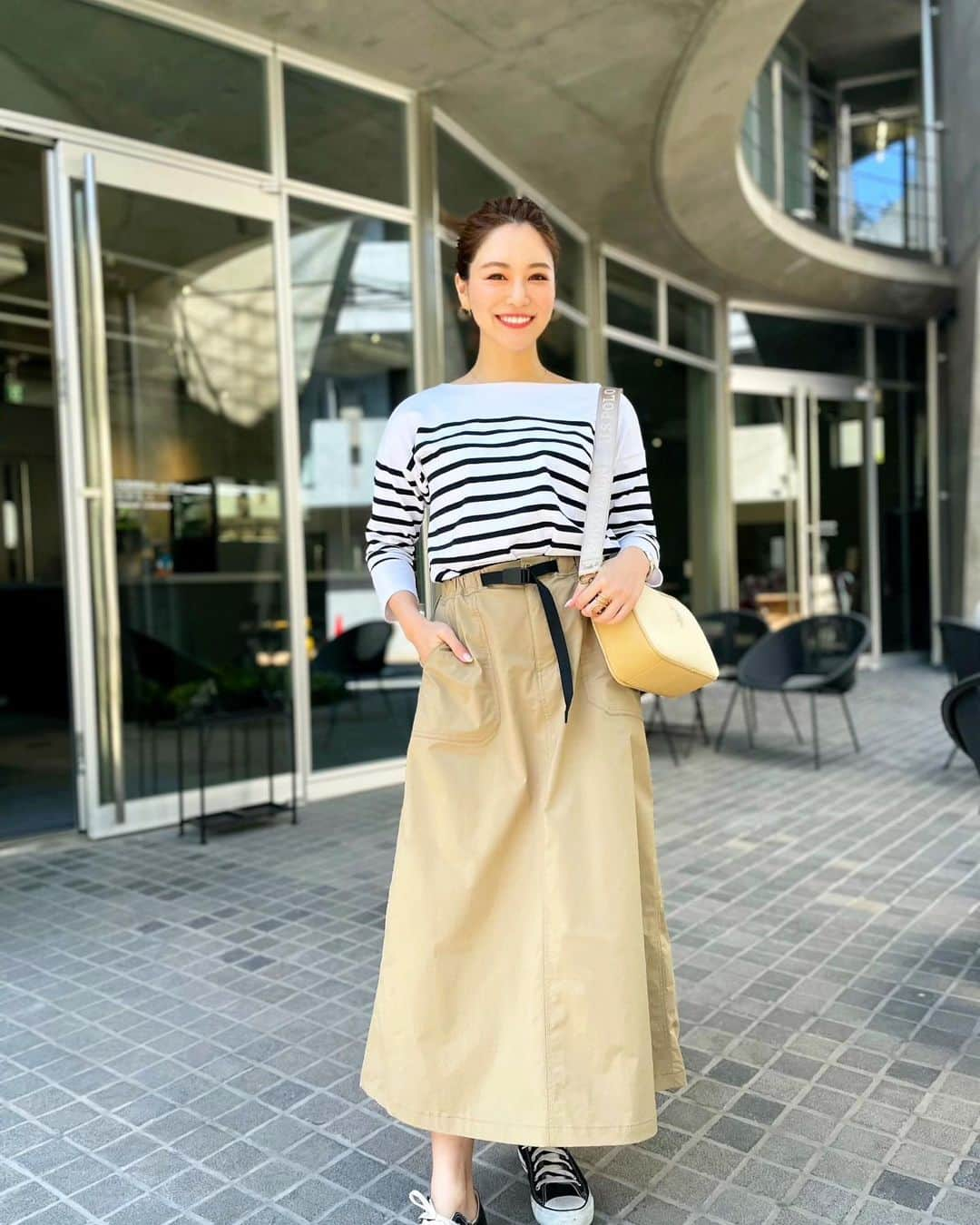 石井里奈さんのインスタグラム写真 - (石井里奈Instagram)「こんにちは☀️ . 今月も @tigora_women でアクティブコーデ👖❤️✨ . 毎月紹介している @tigora_women ですが、なんと！スマートコーディネートコンテンツが誕生👏🏻 今回そちらでモデルをさせて頂きました✌️❤ . 撮影はバーチャル用にポージングが決まってて、自分がバーチャルになるかと思うととても面白かったな🥰 でも自分がバーチャルでいろんなお洋服フィッティングできて試着しなくても似合う洋服を検討できるのはとっても便利🧡✨ . 今回はスマートコーディネートでできるコーデを紹介✨ スカートのベルトがブラックなので靴や、トップスもブラックで統一🧡 重くなりすぎないようにバッグはスカートと同カラーで春らしさも🌸 . しかもこのスカート防水加工で軽いしおすすめ！キャンプとか行く時にも使えそう🔥🍳 . ぜひ @tigora_women のスマートコーディネートのコンテンツチェックしてみてね🧡 . 午後もがんばっていきましょう💕 . #tigora #tigora_women #pr #ティゴラ #スポーツデポ #アルペン #スマートコーディネート #りなまるコーデ #カジュアルコーデ #カジュアル #大人カジュアル #スポーツカジュアル #スポーツ女子 #カジュアル女子 #classy__leaders #classy #読者モデル #読モ #スポーツカジュアル #casualstyle #着回し #着回しコーデ #スポーツカジュアル #キャンプ #camp #camping #グランピング#スニーカーコーデ #スニーカー女子 #ボーダー #ボーダーコーデ」4月28日 12時36分 - ri7tin1025