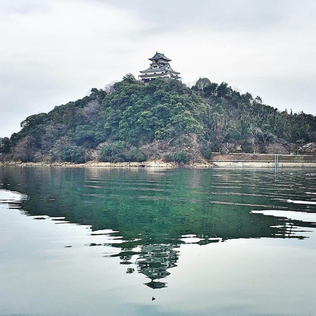 山崎怜奈さんのインスタグラム写真 - (山崎怜奈Instagram)「… 以前訪問した犬山城🏯 小高い山に位置する、貴重な現存天守。  #木曽川からの眺め #鵜飼の船に乗って撮影 #贅沢ロケ #風貌から思い出すのは #モンサンミッシェル」4月28日 12時42分 - rena_yamazaki.official