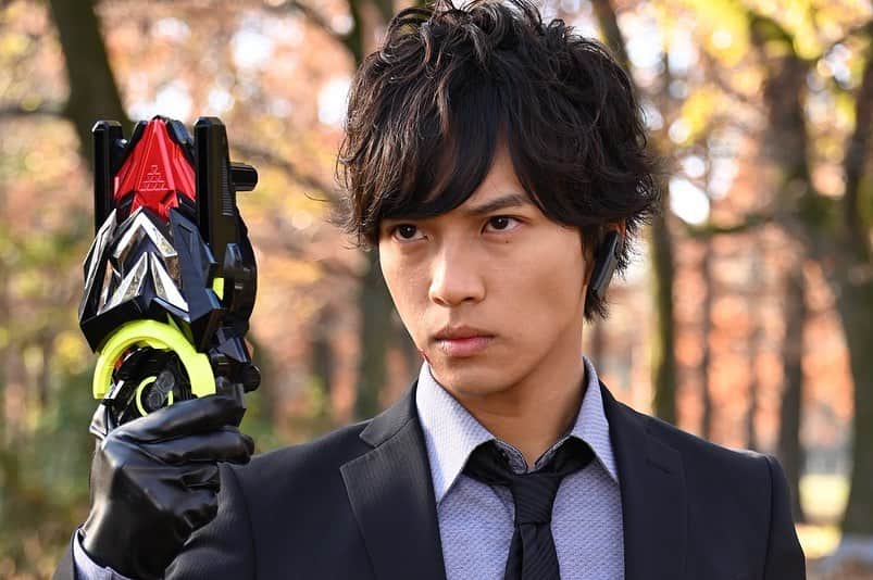 岡田龍太郎のインスタグラム：「不破がなぜゼロワンドライバーを持っているのか、、！ 『仮面ライダーバルカン&バルキリー』お楽しみに！」