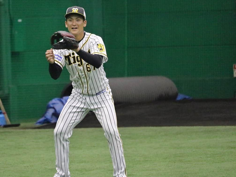 阪神タイガースさんのインスタグラム写真 - (阪神タイガースInstagram)「今日のファームの試合は雨天中止となりましたが、甲子園室内練習場で練習が行われました‼︎  #西純矢 選手#井上広大 選手#湯浅京己 選手#佐藤蓮 選手#髙寺望夢 選手 #阪神タイガース #挑超頂」4月28日 13時37分 - hanshintigers_official