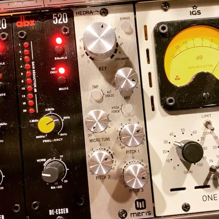後藤正文のインスタグラム：「500シリーズのHEDRAを設置。ボーカルに使う予定です。  #coldbrainstudio」