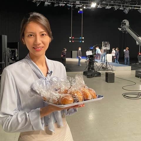 テレビ東京「ガイアの夜明け」さんのインスタグラム写真 - (テレビ東京「ガイアの夜明け」Instagram)「【ガイアの夜明け】 4月30日(金）　夜10時『頼みの綱は…美味しいパン！』  デパ地下に広がるベーカリーコーナーへ行きました。 パンの力で集客したり、地域を活性化させたり… さらには、地下鉄や携帯会社といった、一見パンとは無縁の企業が パンを自社店舗の目玉にしようとしています。 パンの力で”新たな経済圏”を作ろうとする人たちを取材しました。  ≪ロケ≫ ブラウス、スカート#LEQUIPE #テイクアップ ≪スタジオ≫ スカート#JILLSTUART #テイクアップ ≪取材≫ #横浜髙島屋 #ベーカリースクエア #パンフォーユー #大丸東京 #大阪メトロ #KDDI #小麦の奴隷」4月28日 13時42分 - gaia_no_yoake