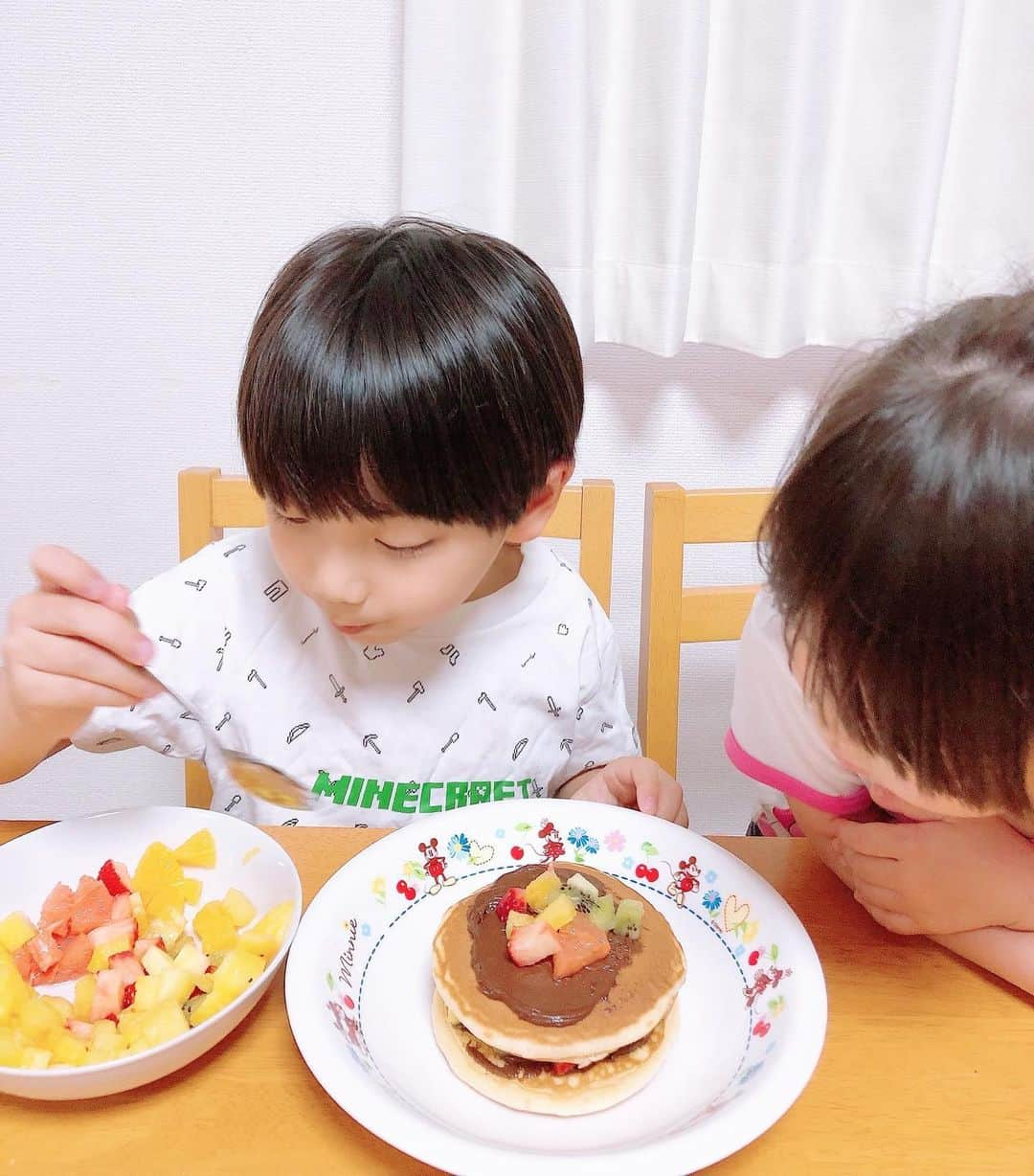 菊地あやかさんのインスタグラム写真 - (菊地あやかInstagram)「. papaに誕生日パンケーキ 作ったよ👦🏻👧🏻🥞💗 32歳のお誕生日おめでとう！！♡ #誕生日パンケーキ #手作りケーキ #HBD #5歳男の子 #4歳女の子 #愛情たっぷり」4月28日 13時48分 - ayaka_official06