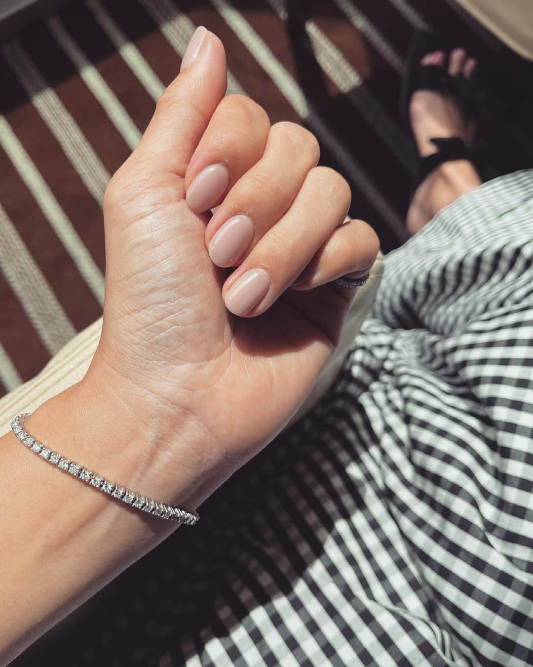 鈴木六夏さんのインスタグラム写真 - (鈴木六夏Instagram)「爪は常にベージュ、足はまっピンク。 最近はせっかちすぎてフレンチもアートも一切しません😅でも単色の艶っと丸い感じが好きです。  @salonbdaikanyama は完全個室、整体、鍼灸も出来るサロンなので、今の様な時期でも休業にならず、安心して行ける所も魅力です。 #riccasbeauty」4月28日 14時03分 - rikuka.62