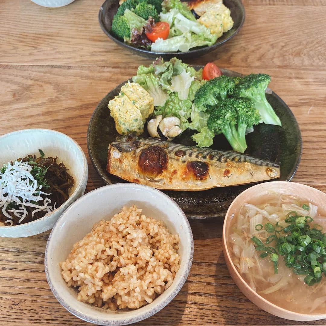 のインスタグラム：「﻿ さば定食🍚﻿ ﻿ ・サラダたっぷり、手作りドレッシングがけ﻿ ・しらすとあおさのだし巻き卵﻿ ・茄子の塩麹もみ﻿ ・玉ねぎとキャベツの梅スープ﻿ ・もずくのしらす青紫蘇のっけ﻿ ・玄米﻿ ﻿ なんでもないけどこういうご飯が1番落ち着きますなー☺️✨﻿ ﻿ #ごはん#おうちごはん#さば定食#玄米#発酵食」