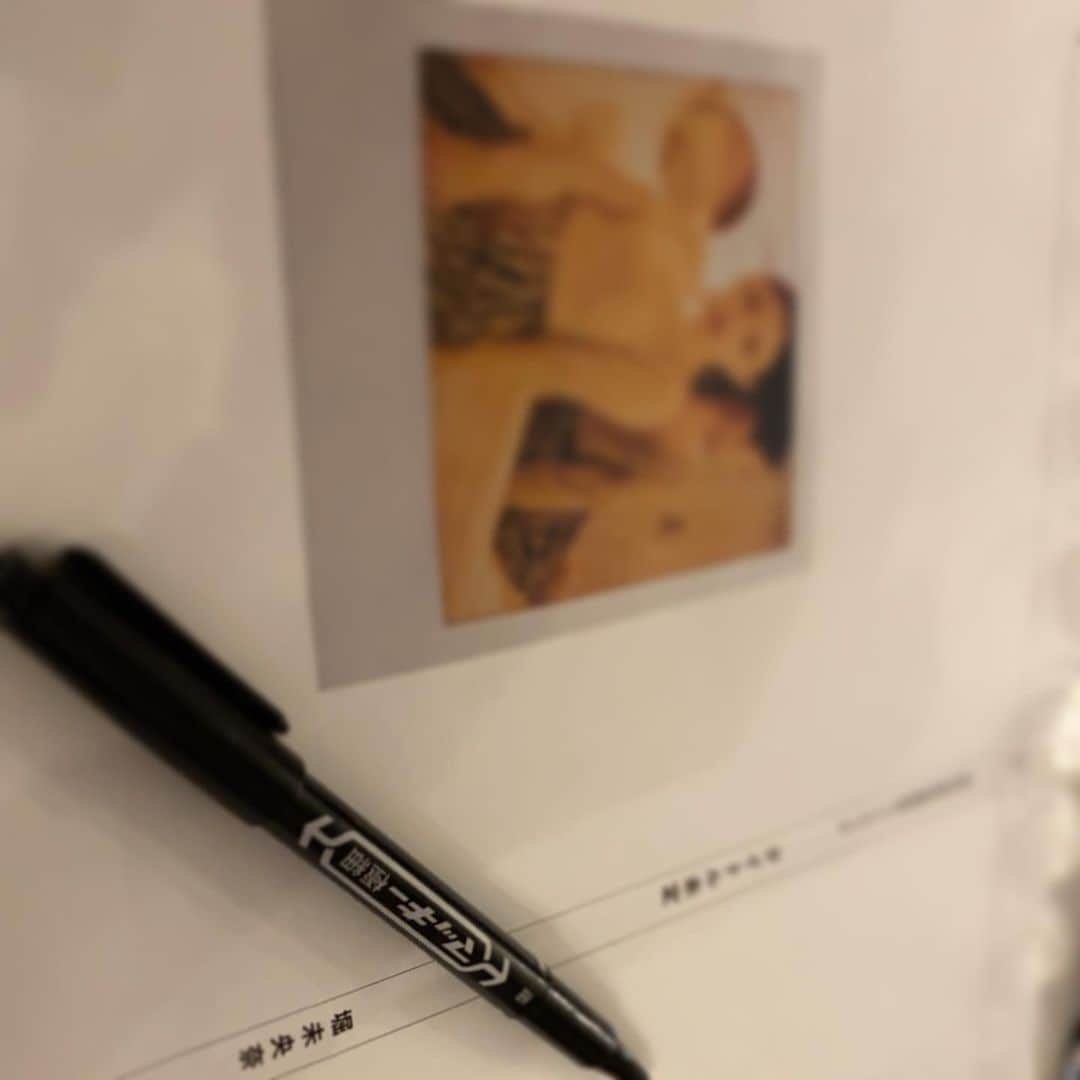 堀未央奈さんのインスタグラム写真 - (堀未央奈Instagram)「🕯  フォトブックの中表紙 見てくださいましたか？👩‍🎨🤍  #いつのまにか」4月28日 14時52分 - horimiona_official