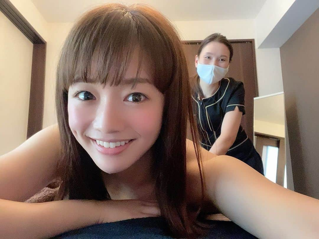 川村茉由さんのインスタグラム写真 - (川村茉由Instagram)「先日久々のコルギ🥺🌸 やっぱりやってもらうと 全然変わる〜〜〜！！！  まず肩甲骨、首周り、 肩、デコルテのコリを ほどよい刺激で 流してもらうんですが… これが、んもーっ絶頂に 気持ちいい🤣(笑) 力がふわっと抜けていく ような感じで、終わったら 肩甲骨に羽生えてる🪶  そこから顔のコルギへと いくのですが… 最初は少し痛いのが、 どんどんほぐれて 気持ちよさに変わって いくんです💕  終わったあとは顔が ふぉわっふぉわ🤩笑 むくみもスッキリー！  GW明けにもまた行く🥸 それまで仕事頑張って 疲れを溜めていきます(笑)  #コルギ #小顔 #マッサージ #クリスタ #クリスタ名古屋 #浮腫み #カッサ #美脚コルギ」4月28日 15時15分 - mayupi_k