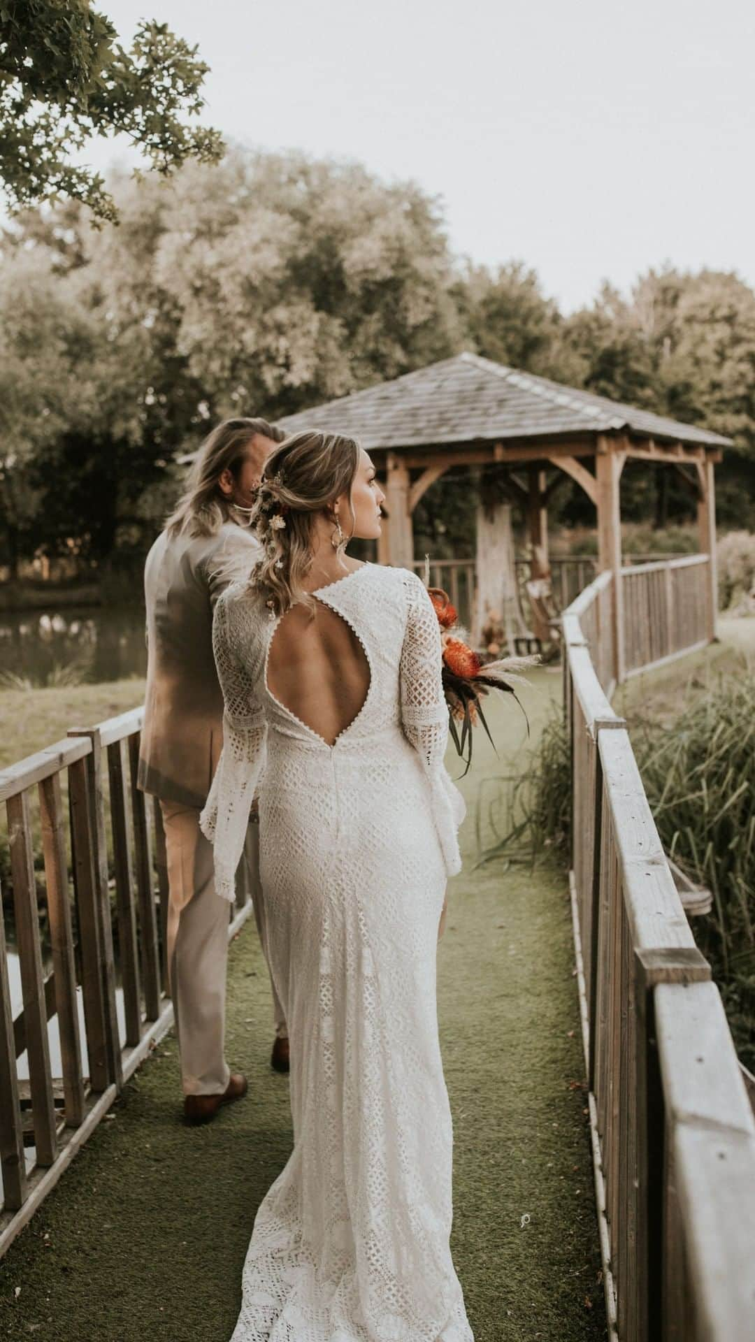 ミナのインスタグラム：「This styled wedding shoot has the most laid-back and cool vibes! 😍 Jessica rocks our beautiful bohemian Wylie dress and looks stunning! The shoot had multiple eco-friendly and sustainable aspects: bamboo plates and cups, recycled vases and furniture, props, hand dyed and natural, eco-friendly cheese cloths... It also has a macrame backdrop made by me! 😍 Head to our blog to find details of the amazing suppliers and see all the pictures. 💚 Miina xx⁠  https://indiebridelondon.co.uk/blogs/wedding-inspiration/bohemian-lakeside-wedding  ⭐️⭐️⭐️  Video- @rixweddings ⁠ Photo- @natalyjphotography⁠ Venue- @furthomanorfarm ⁠ Planner, Florist& Stylist- @saras.events.flowers ⁠ On the day coordinator- @misscarlysleandco_events ⁠ Stationery - @designbyemilyuk ⁠ Cake - @kellys_cake_kitchen ⁠ Prop hire& styling - @nikkitapdesigns_hire ⁠ Suit- @suitstosuituk ⁠ Models - @carrdearcouple ⁠ Virtual Makeup- @michellenashmakeup ⁠ Hairdresser- @bespokebridal_hairbynicola ⁠ Dried hair accessories- @fawn_and_folk ⁠ Jewellery- @rachelsokhalbridal ⁠ Graze- @grazelife_ ⁠ ⁠ ⭐️⭐️⭐️ ⁠ #indiebridelondon #bohoweddings #bohemianwedding #bohemianweddings #bohoweddinginspiration #bohoweddingideas #bohoweddingdress #bohobrides #bohemianbride #bohemianbrides #festivalbride #festivalbrides #festivalwedding #festivalweddings #tipiwedding #teepeewedding #bohochicwedding #outdoorsweddings #countrysidewedding #sustainablewedding #farmwedding #lakewedding #outsidewedding #naturewedding #marqueewedding #beachweddings #rusticweddings #rusticchicwedding #rusticweddingchic #countryweddings」