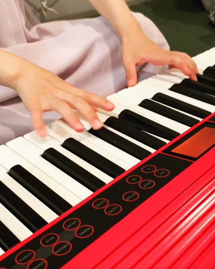 五月女ケイ子のインスタグラム：「誕生日プレゼントには、８０年代な香りのするキーボードを。 クールにリズムを刻んでるように見えますが、モーツァルトのソナタを弾いています。  #はる通信」