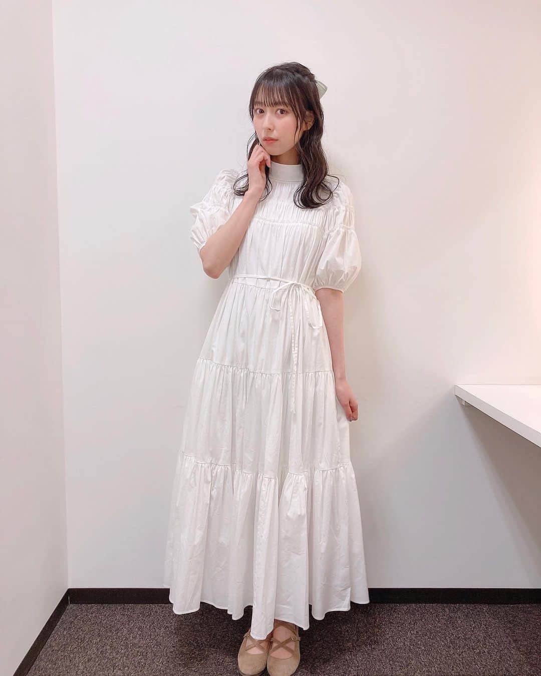 近藤玲奈のインスタグラム：「白ワンピ🤍🤍﻿ ﻿ 久しぶりに着た気がする…！！﻿ ﻿ 髪に付けたパステルグリーンのリボンもお気に入り💚﻿ ﻿ (醤油飛ばさなくてよかった…笑)﻿ ﻿ #声優と夜あそび﻿ #小松上坂徳井と夜あそび」